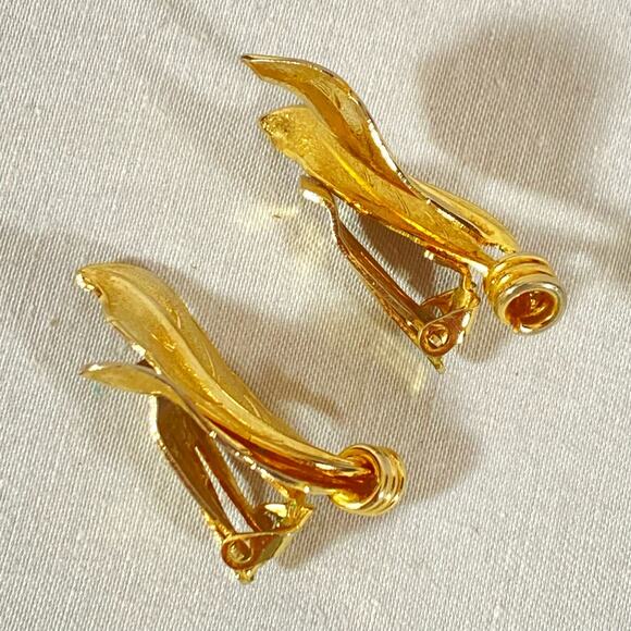 Marvela Earrings Gold Tone Leaf Design Clip Ons - Picture 5 of 6